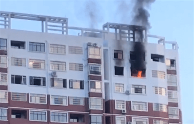 突發！高層建筑發生火災，隨后發生爆炸